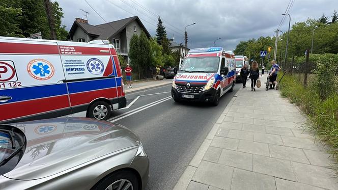 Rozjechał autem ludzi na przystanku! Pilna akcja w Wawrze, są ranni!