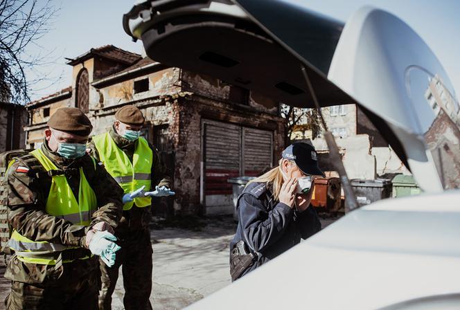Terytorialsi pomagają policjantom w patrolowaniu miasta. Cel - walka z koronawirusem