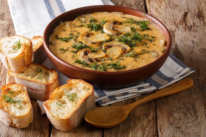 Zupa pieczarkowa z mleczkiem kokosowym jest kremowa bez śmietany. Ten dodatek świetnie podbija smak grzybów