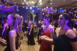 Studniówka III Liceum Ogólnokształcącego w Olsztynie. Tak maturzyści zatańczyli poloneza!