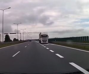 Jechał ciężarówką „pod prąd” na drodze ekspresowej S7. Wszystko zostało nagrane!
