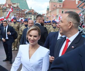 Przejście do Pałacu Prezydenckiego. Pierwsza dama się przebrała 