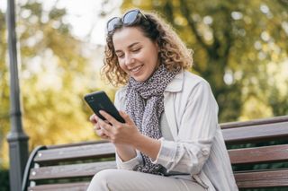 Jak znaleźć miłość w sieci i nie ulec iluzji? Psycholożka wymienia największe zagrożenia z randkowania przez aplikacje