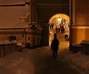 Lublin wieczorową porą. W mieście świąteczne ozdoby i hałdy śniegu. Zobacz zdjęcia!