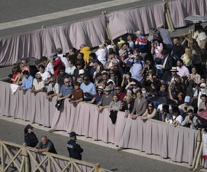 Tłumy na placu św. Piotra