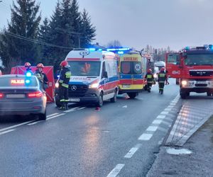 Śmiertelny wypadek na DK42 w Parszowie. Kierowca tira potrącił 14-latkę na przejściu [ZDJĘCIA].