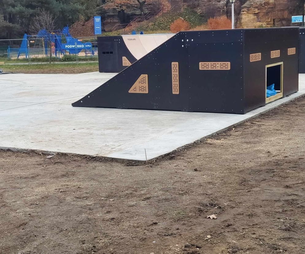 Skate Park Starachowice. Większość urządzeń już zamontowano