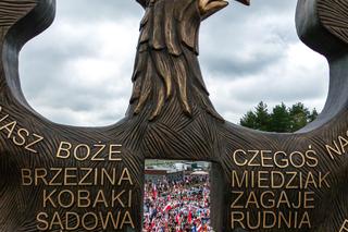 Tłumy z całej Polski na Podkarpaciu. W niedzielę odsłonięto kontrowersyjny pomnik