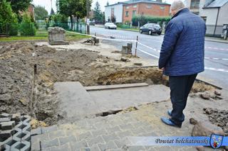 Łódzkie. Podczas budowy znaleziono pomnik Piłsudskiego! Pod ziemią przeleżał 80 lat! [FOTO]