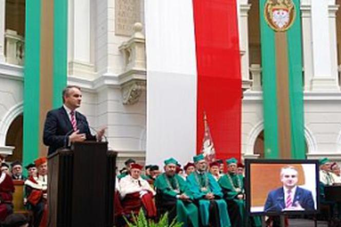 Minister gospodarki Waldemar Pawlak podczas inauguracji roku akademickiego na Politechnice Warszawskiej, 1 października 2010 r.