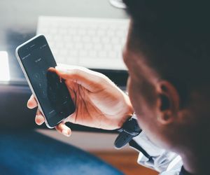 Podsłuchu ukryty w telefonie. Zobacz, jak go znaleźć i wyłączyć. Warto to wiedzieć!
