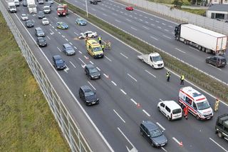 Potężna kraksa na S2. Ranne dwie osoby, w tym żołnierz