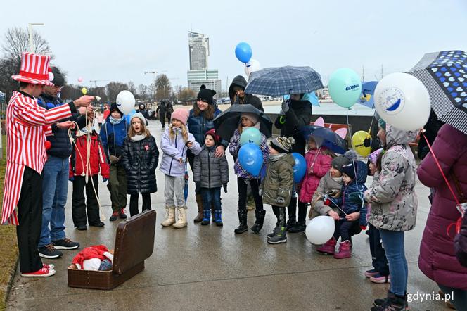 Karnawałowa zabawa na bulwarze Nadmorskim. Świętowanie 96. urodzin Gdyni rozpoczęte