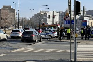 Kolizja zablokowała ruch na skrzyżowaniu. W rozpędzony radiowóz uderzył drugi samochód
