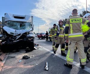 Wypadek na S8 w Wolicy. Kierowca samochodu dostawczego został zakleszczony w kabinie swojego pojazdu