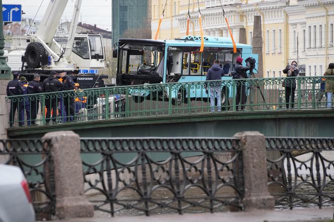 Rosja/ Autobus wpadł do rzeki w Petersburgu – trzy osoby nie żyją