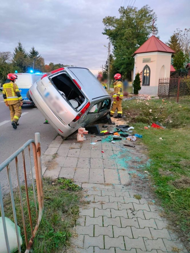 Samochód osobowy uderzył w kapliczkę w Lasach w pow. kraśnickim