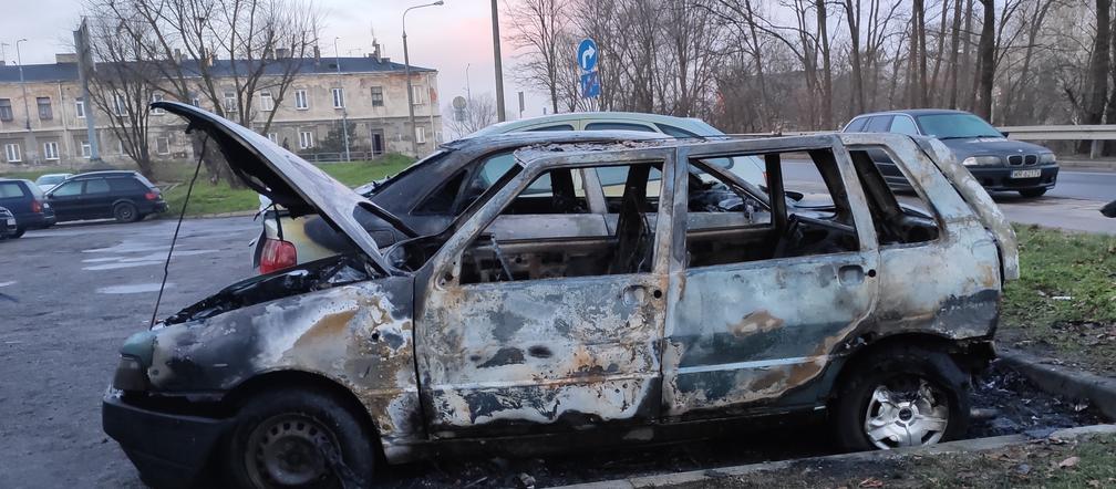 Radom: Pożar aut na parkingu przy 11 listopada.