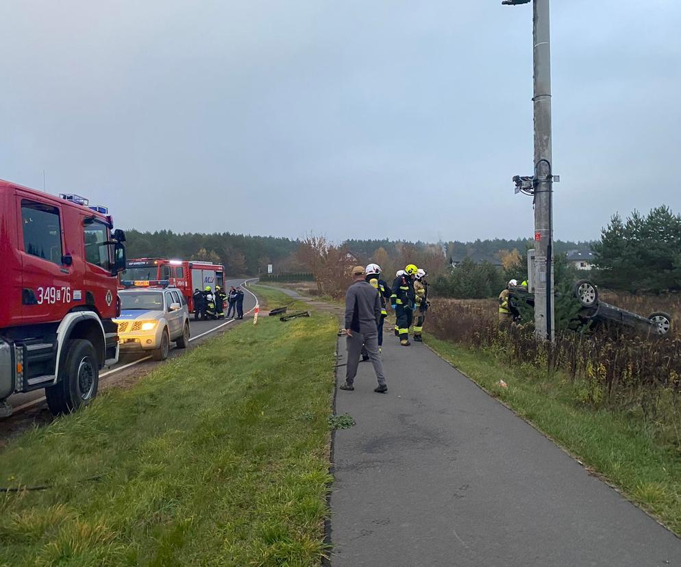 Poważny wypadek w Obrowie. Dachował samochód osobowy. Dwie osoby w szpitalu