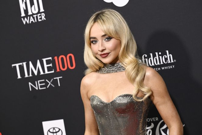 Sabrina Carpenter w Versace na 100Time