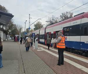 Duże zmiany dla podróżujących koleją pod Warszawą. Uruchomiono zastępczą komunikację autobusową