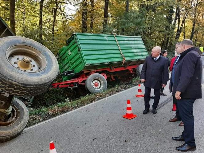 Pod Bochnią ciągnik zderzył się z busem przewożącym niepełnosprawnych. Nie żyje jedna osoba