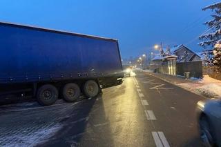 Ciężarówka wylądowała w rowie. Trudny poranek na krakowskich drogach