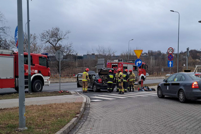 Kraków. Przy wyjeździe ze stacji benzynowej zapalił się samochód. Motorniczy ruszył na pomoc