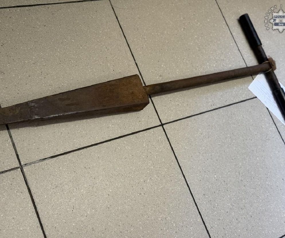 Kolejny atak na policjantów! Ruszył na nich z metalowym kosturem