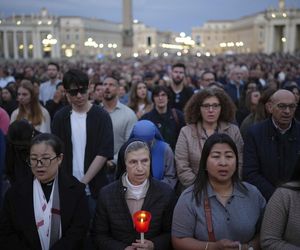 Hołdy na Placu Świętego Piotra.