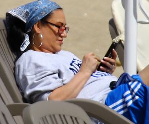 Kayah. Leczyła gardło i opalała kolana