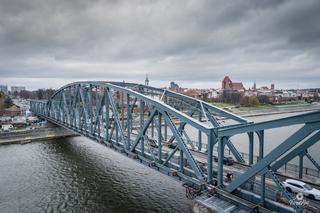 Horror w Toruniu. Mężczyzna skoczył z mostu Piłsudskiego. Przerażający finał