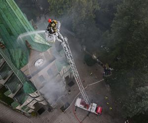 Dym przy Sanktuarium Świętej Rodziny na Krupówkach. Ćwiczenia strażaków w Zakopanem