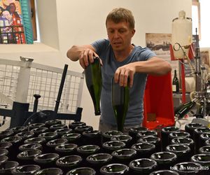 Marcin Furtak podczas pracy przy winach musujących. W Winnicy Saganum wina tworzone metodą tradycyjną (szampańską) dojrzewają na osadzie drożdżowym od 18 do 36 miesięcy.