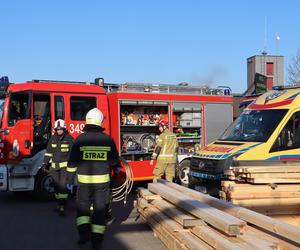 Poważny wypadek w tartaku na terenie powiatu toruńskiego. Maszyna wciągnęła rękę 46-latka