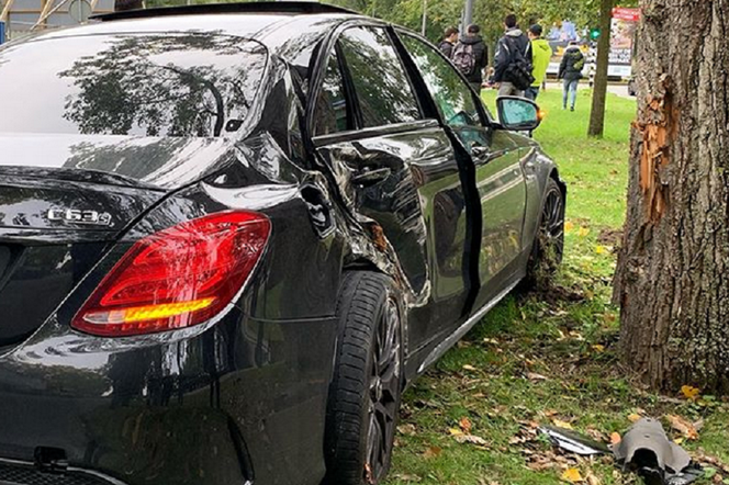 Mercedes-AMG C 63 S rozbity na drzewie