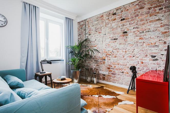 Salon z kuchnią w kamienicy w stylu eklektycznym