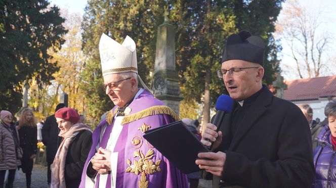 1 listopada na cmentarzu przy ul. Lipowej w Lublinie. Mieszkańcy odwiedzają groby swoich bliskich