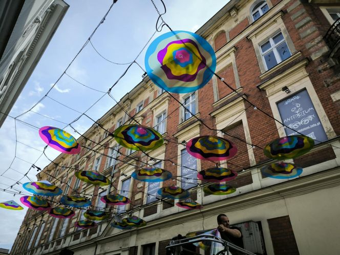 Nowe ozdoby nad ulicami w centrum Leszna 