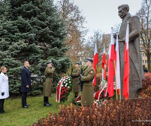 Złożenia wieńców przed pomnikami Ojców Niepodległości: Wincentego Witosa, Ignacego Jana Paderewskiego, Ignacego Daszyńskiego, Romana Dmowskiego, Wojciecha Korfantego i Marszałka Józefa Piłsudskiego.