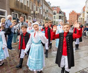Dni Folkloru w Olsztynie 2025. Ulicami Starego Miasta przeszedł barwny korowód