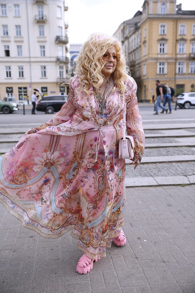 Różowiutka Magda Gessler wdzięczy się jak mała dziewczynka. I włoski jakby jaśniejsze...