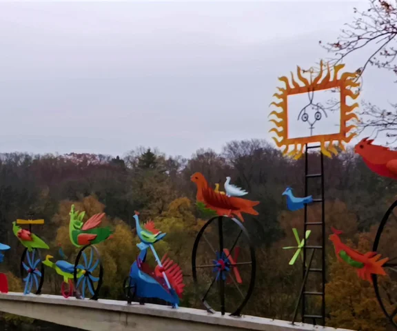 Kolorowe ptaki znów zdobią Park Kasprowicza