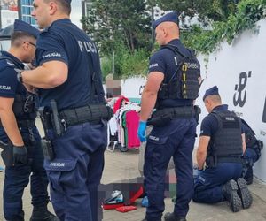 Mężczyzna spadł z muru i przestał oddychać! Heroiczna akcja policjantów