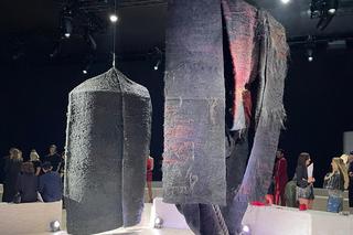 Prace z łódzkiego Muzeum Włókiennictwa scenerią podczas pokazu mody  na Paris Fashion Week