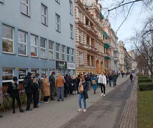 Tłusty czwartek we Wrocławiu. Mieszkańcu rzucili się na pączki! Ogromne kolejki [ZDJĘCIA]