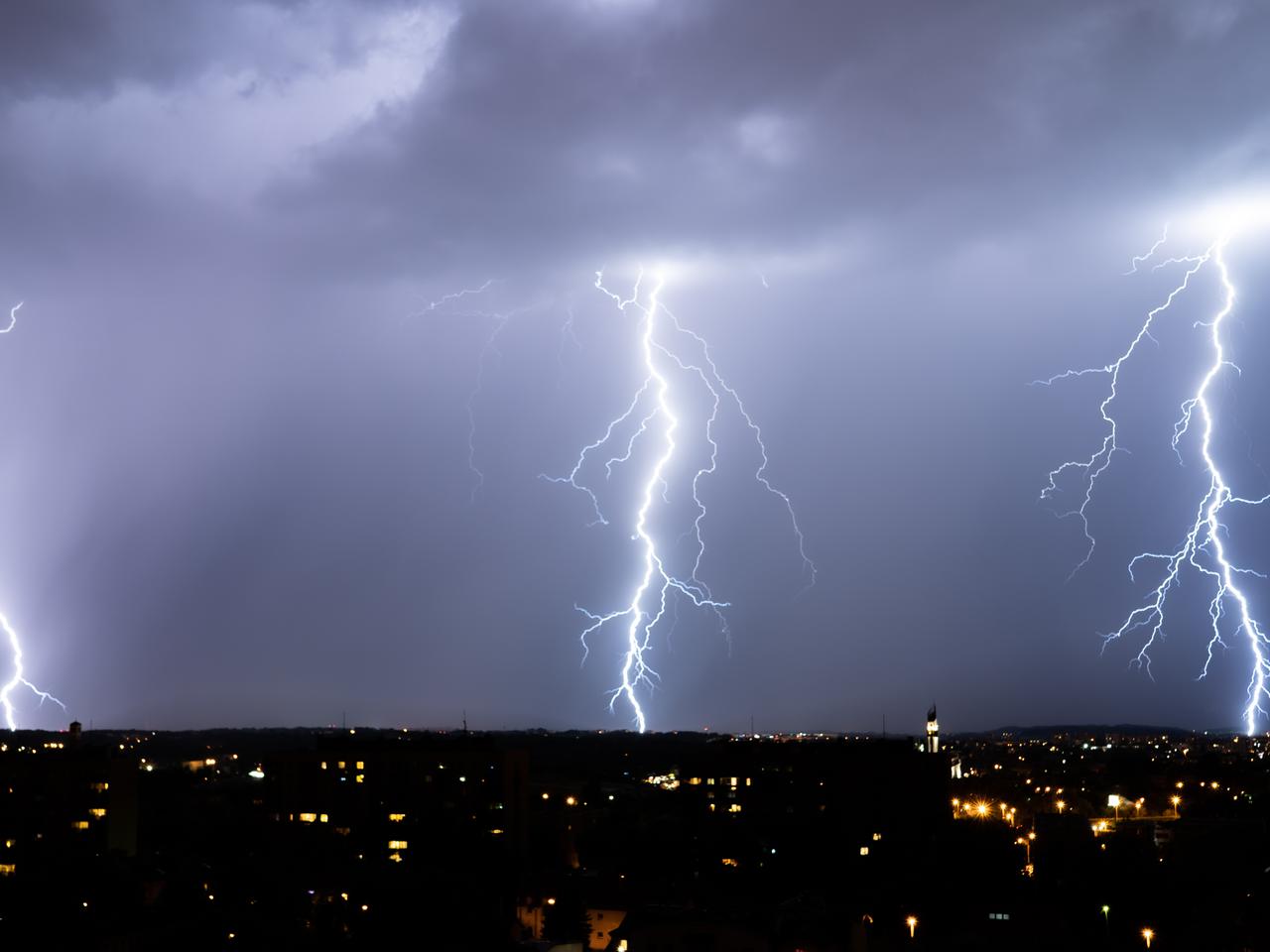 Spektakularne wyładowania nad Krakowem. Te zdjęcia to nie fotomontaż! [GALERIA]