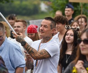 VI Toruński Marsz Równości. Przeciwnicy modlili się w centrum