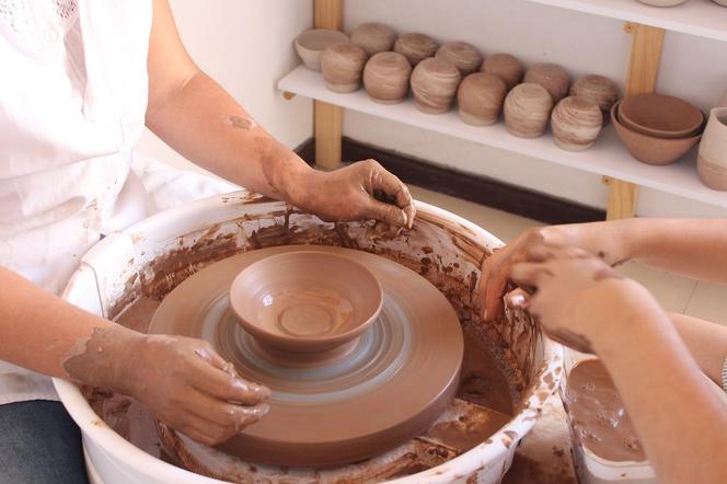 Voucher do wytwórni ceramiki, gdzie można poznać tę tradycyjną sztukę tworzenia naczyń i zrobić własny produkt, który będzie wspaniałą pamiątką