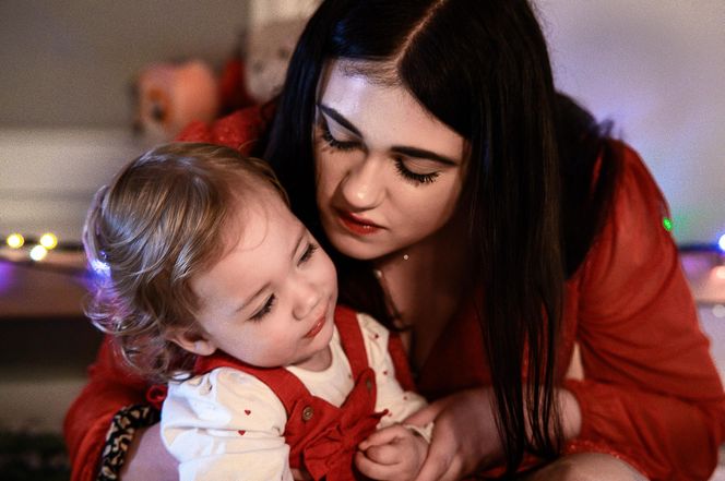 Chorą Nadię leczy czuły dotyk. To jedyne takie dziecko na świecie